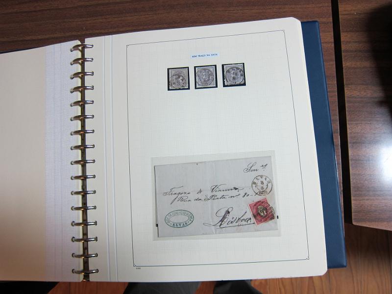 0019 (79).JPG -     Lote:    19      Marcofilia      Lotes Especiais       Descrição:         Portugal. Colecção especializada de carimbos de duplo círculo, tipo 1852, montada em 4 álbuns Lindner, com selos de diversas emissões e cartas, com estudo minucioso de cada marca. Lote a ver.         Lote       Valor Base:     &euro; 2.500,00     Valor Venda:     Retirado     